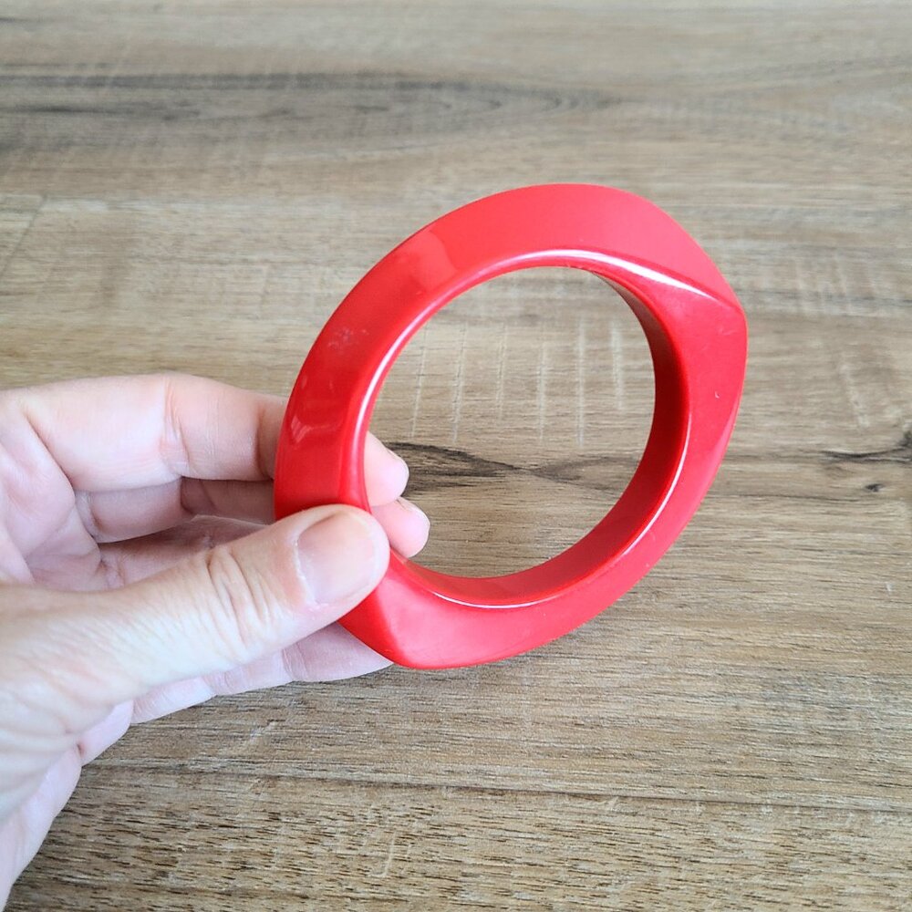 Red plastic bangle. - Picture 4 of 5